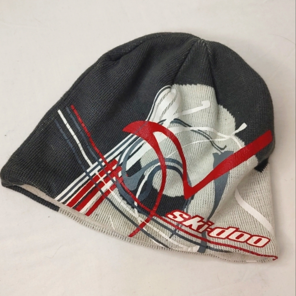 P19 Ski-Doo Winter Beanie Hat Gray & Red Snowmobile‎ Touque Knit Youth/Adults